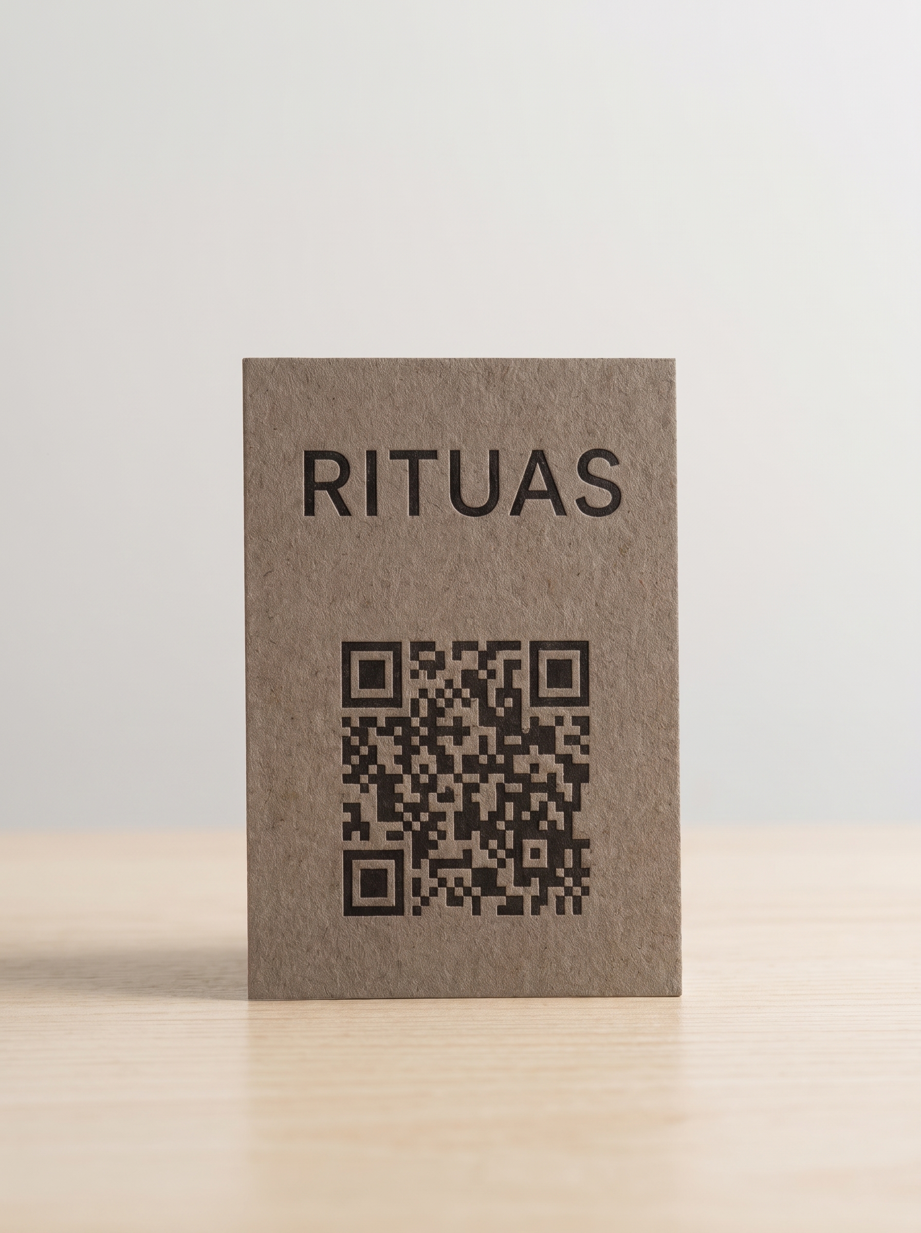 RITUA'S kutularının içinden çıkan QR kodlu deneyim kartı